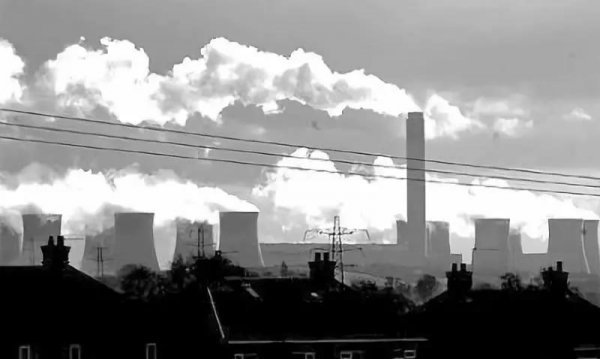 在廠(chǎng)房的中央矗立著一個(gè)高達(dá)259米的煙囪