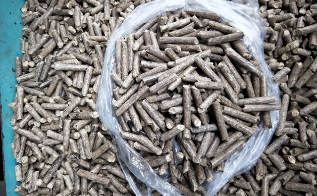 秸稈燃料顆粒機(jī)顆?；?/></p><p>據(jù)了解，通過水稻秸稈機(jī)械化滅茬深翻還田、玉米秸稈機(jī)械化撿拾打捆，深入推進(jìn)秸稈飼料化、肥料化、能源化、原料化利用，消除我區(qū)水稻、玉米秸稈“站崗”浪費(fèi)和因焚燒秸稈而造成的空氣污染現(xiàn)象，從而形成布局合理、多元利用的秸稈綜合利用產(chǎn)業(yè)化格局，建立可持續(xù)的農(nóng)用物秸稈綜合利用長效機(jī)制，全面實(shí)現(xiàn)玉米、水稻等農(nóng)作物秸稈資源化利用，促進(jìn)資源節(jié)約、環(huán)境保護(hù)、農(nóng)民增收和農(nóng)業(yè)可持續(xù)發(fā)展。</p><p><br/></p><div   id=