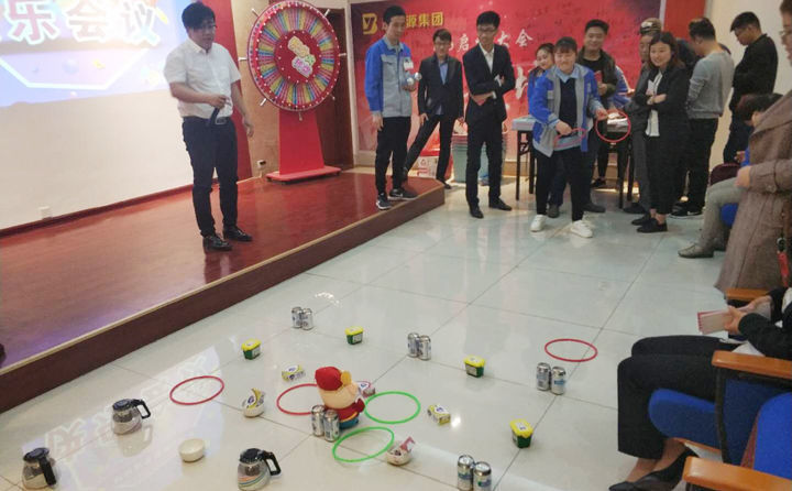 多么開(kāi)心的快樂(lè)會(huì)議員工們的套圈領(lǐng)獎(jiǎng)品 多么開(kāi)心的快樂(lè)會(huì)議員工們的套圈領(lǐng)獎(jiǎng)品