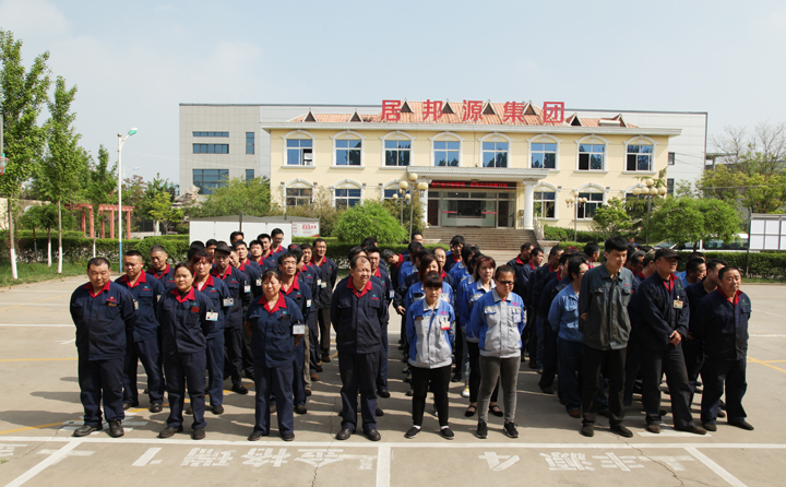 山東金格瑞顆粒機(jī)成員排隊(duì)等待體檢