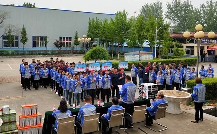 開幕式上，精神抖擻、英姿颯爽的代表隊(duì)邁著矯健的步伐走入賽場(chǎng)