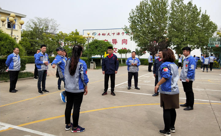 踢毽子比賽讓我們見(jiàn)識(shí)到團(tuán)結(jié)協(xié)作、堅(jiān)持不懈的運(yùn)動(dòng)精神，各隊(duì)在場(chǎng)上展開激烈比拼，隊(duì)員們沉著應(yīng)戰(zhàn)、默契配合、快速傳遞