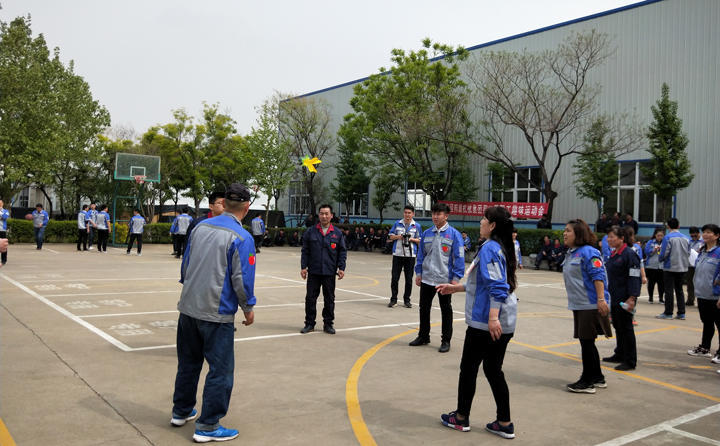 踢毽子比賽讓我們見(jiàn)識(shí)到團(tuán)結(jié)協(xié)作、堅(jiān)持不懈的運(yùn)動(dòng)精神，各隊(duì)在場(chǎng)上展開激烈比拼，隊(duì)員們沉著應(yīng)戰(zhàn)、默契配合、快速傳遞