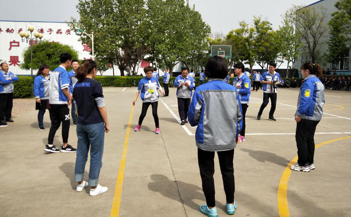 踢毽子比賽讓我們見(jiàn)識(shí)到團(tuán)結(jié)協(xié)作、堅(jiān)持不懈的運(yùn)動(dòng)精神，各隊(duì)在場(chǎng)上展開激烈比拼，隊(duì)員們沉著應(yīng)戰(zhàn)、默契配合、快速傳遞