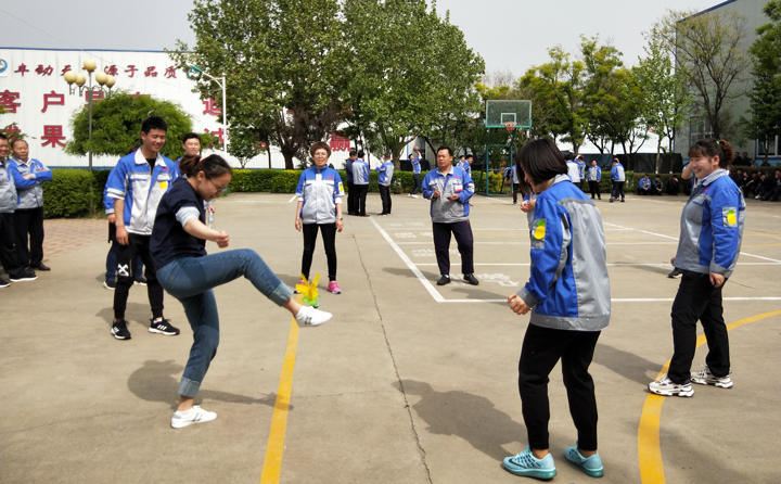 踢毽子比賽讓我們見(jiàn)識(shí)到團(tuán)結(jié)協(xié)作、堅(jiān)持不懈的運(yùn)動(dòng)精神，各隊(duì)在場(chǎng)上展開激烈比拼，隊(duì)員們沉著應(yīng)戰(zhàn)、默契配合、快速傳遞