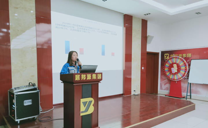 信息部李部長(zhǎng)就網(wǎng)站建設(shè)、運(yùn)營(yíng)、推廣等各項(xiàng)工作進(jìn)行匯報(bào)