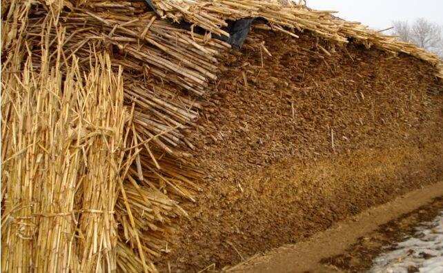 收割過(guò)后秸稈打捆