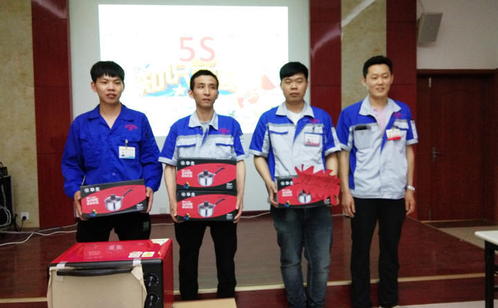 觀眾積極參與領(lǐng)獎合影