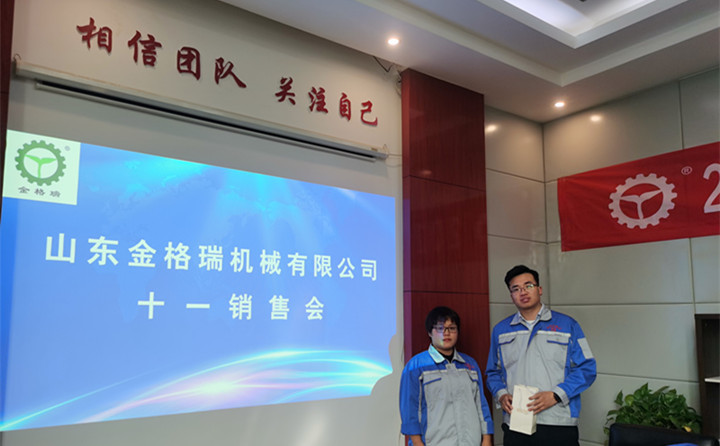 銷售總監(jiān)李娟為9月份的銷售冠軍高立國頒發(fā)榮譽(yù)獎勵